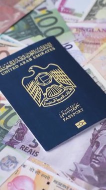 Birleşik Arap Emirlikleri vatandaşının uluslararası pasaportu kağıt banknotlara karşı