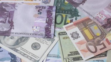 Farklı ülkelerin kağıt banknotlarının arka planında bir İtalyan vatandaşının uluslararası pasaportu