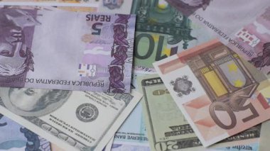 Fransız vatandaşının uluslararası pasaportu farklı ülkelerin kağıt banknotlarının arka planında