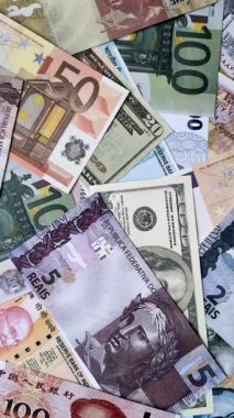 ABD vatandaşının uluslararası pasaportu, farklı ülkelerin kağıt banknotlarının arka planına karşıdır.