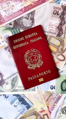 Farklı ülkelerin kağıt banknotlarının arka planında bir İtalyan vatandaşının uluslararası pasaportu