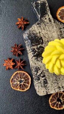 Turunçgilli sarı turta ve koyu beton arka planda tutku meyvesi aromalı.