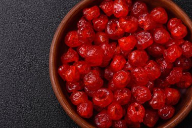 Kurumuş kırmızı kiraz veya koyu beton arka planda şekerli meyveler.