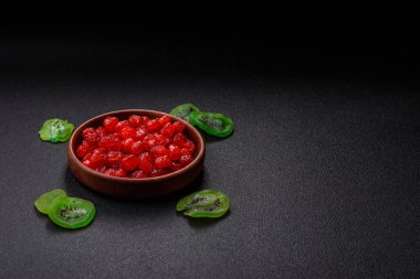 Kurumuş kırmızı kiraz veya koyu beton arka planda şekerli meyveler.