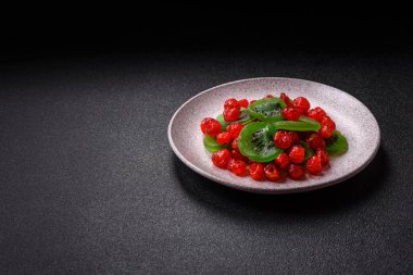 Kurumuş kırmızı kiraz veya koyu beton arka planda şekerli meyveler.