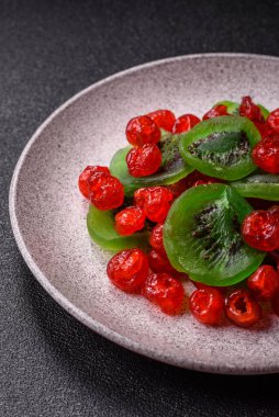 Kurumuş kırmızı kiraz veya koyu beton arka planda şekerli meyveler.