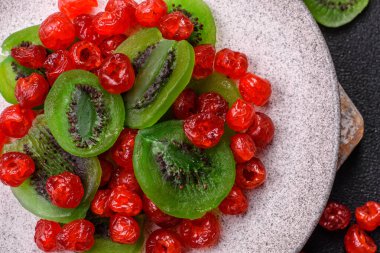 Kurumuş kırmızı kiraz veya koyu beton arka planda şekerli meyveler.