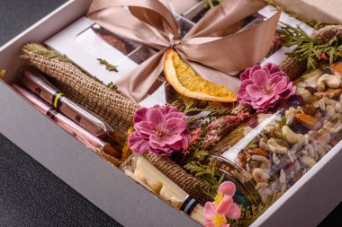 Evde yapılan ballı, çikolatalı ve el yapımı şekerli bir kavanoz fındık.