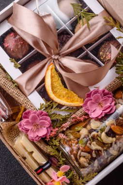 Evde yapılan ballı, çikolatalı ve el yapımı şekerli bir kavanoz fındık.