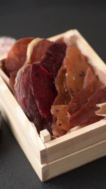 Kurutulmuş et, sopa şeklinde tuzlu, baharatlı ve çimento kaplı kuru balık.