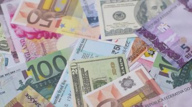 ABD, Avrupa ve Brezilya 'nın farklı para birimlerinin kağıt banknotlarından oluşan bir arka plan. Çokluortam arkaplanı