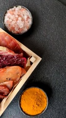 Kurutulmuş et, sopa şeklinde tuzlu, baharatlı ve çimento kaplı kuru balık.