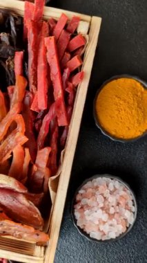 Kurutulmuş et, sopa şeklinde tuzlu, baharatlı ve çimento kaplı kuru balık.