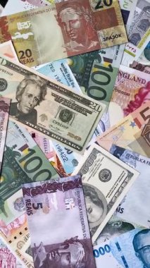 ABD, Avrupa ve Brezilya 'nın farklı para birimlerinin kağıt banknotlarından oluşan bir arka plan. Çokluortam arkaplanı