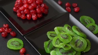 Kurumuş yeşil kivi ya da koyu beton arka planda şekerli meyve.