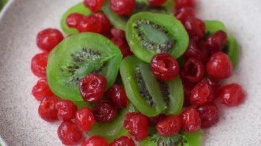 Kurumuş yeşil kivi ya da koyu beton arka planda şekerli meyve.