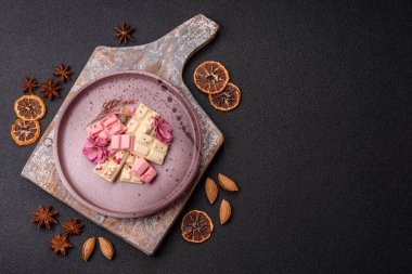 Çok renkli çikolatalar pembe, beyaz, kahverengi, koyu beton arka plan