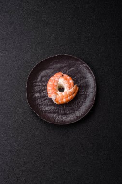 Somon, karides, ton balığı, tuz, baharat ve soya soslu donut şeklinde suşi ruloları.