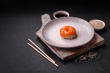 Somon, karides, ton balığı, tuz, baharat ve soya soslu donut şeklinde suşi ruloları.