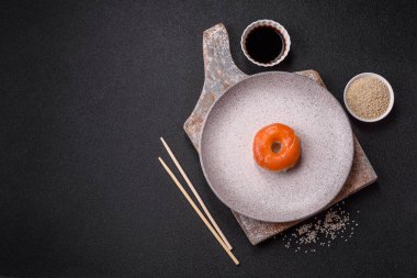Somon, karides, ton balığı, tuz, baharat ve soya soslu donut şeklinde suşi ruloları.