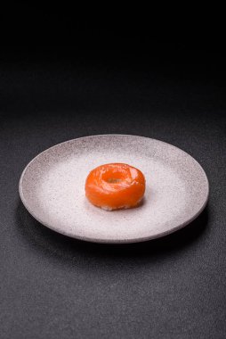 Somon, karides, ton balığı, tuz, baharat ve soya soslu donut şeklinde suşi ruloları.