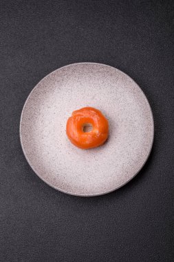 Somon, karides, ton balığı, tuz, baharat ve soya soslu donut şeklinde suşi ruloları.