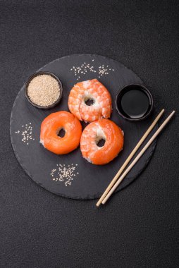 Somon, karides, ton balığı, tuz, baharat ve soya soslu donut şeklinde suşi ruloları.