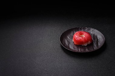 Somon, karides, ton balığı, tuz, baharat ve soya soslu donut şeklinde suşi ruloları.