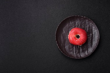 Somon, karides, ton balığı, tuz, baharat ve soya soslu donut şeklinde suşi ruloları.