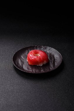 Somon, karides, ton balığı, tuz, baharat ve soya soslu donut şeklinde suşi ruloları.