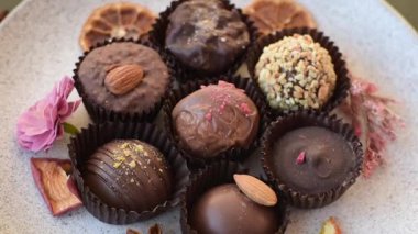 Koyu beton arka planda farklı dolgu ve serpiştirilmiş ev yapımı çikolatalı şekerler.