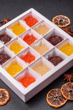 Jöleli şeker ya da koyu beton arka planda farklı aromalı ev yapımı marmelat.