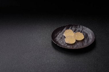 Jöleli şeker ya da koyu beton arka planda farklı aromalı ev yapımı marmelat.