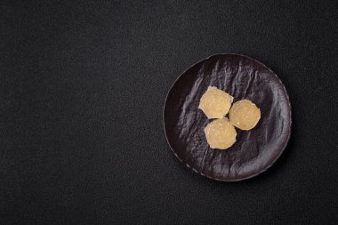 Jöleli şeker ya da koyu beton arka planda farklı aromalı ev yapımı marmelat.