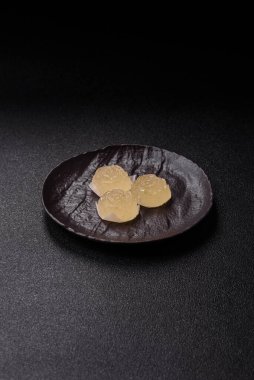 Jöleli şeker ya da koyu beton arka planda farklı aromalı ev yapımı marmelat.