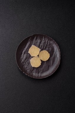 Jöleli şeker ya da koyu beton arka planda farklı aromalı ev yapımı marmelat.