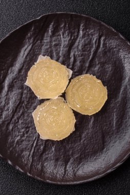 Jöleli şeker ya da koyu beton arka planda farklı aromalı ev yapımı marmelat.