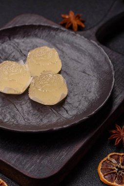 Jöleli şeker ya da koyu beton arka planda farklı aromalı ev yapımı marmelat.