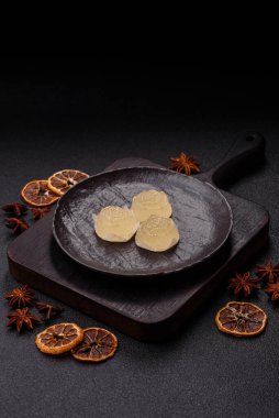 Jöleli şeker ya da koyu beton arka planda farklı aromalı ev yapımı marmelat.