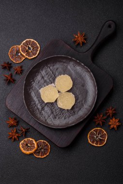 Jöleli şeker ya da koyu beton arka planda farklı aromalı ev yapımı marmelat.