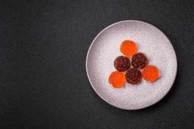 Jöleli şeker ya da koyu beton arka planda farklı aromalı ev yapımı marmelat.