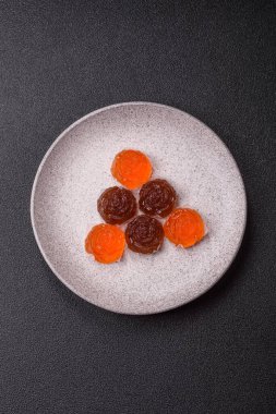 Jöleli şeker ya da koyu beton arka planda farklı aromalı ev yapımı marmelat.