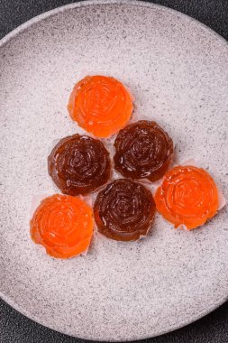 Jöleli şeker ya da koyu beton arka planda farklı aromalı ev yapımı marmelat.