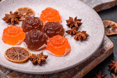 Jöleli şeker ya da koyu beton arka planda farklı aromalı ev yapımı marmelat.