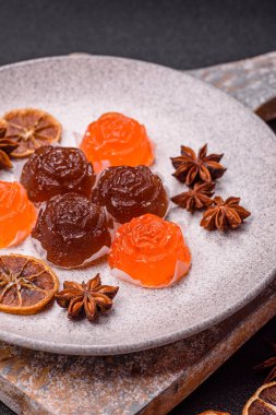 Jöleli şeker ya da koyu beton arka planda farklı aromalı ev yapımı marmelat.