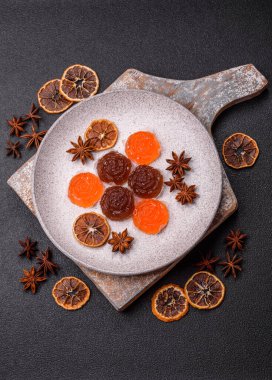Jöleli şeker ya da koyu beton arka planda farklı aromalı ev yapımı marmelat.