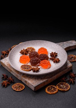 Jöleli şeker ya da koyu beton arka planda farklı aromalı ev yapımı marmelat.