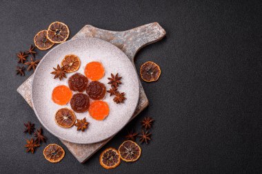 Jöleli şeker ya da koyu beton arka planda farklı aromalı ev yapımı marmelat.