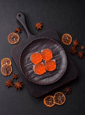 Jöleli şeker ya da koyu beton arka planda farklı aromalı ev yapımı marmelat.