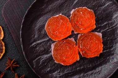 Jöleli şeker ya da koyu beton arka planda farklı aromalı ev yapımı marmelat.